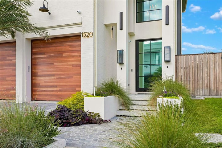 Property Photo: 1520 Poinsettia Drive LA 70005