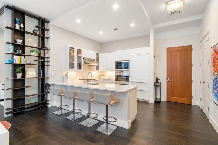 Property Photo: 22 Liberty Dr Ph1h MA 02210