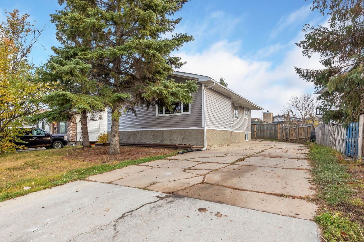 Property Photo:  276 Cochrane Crescent  AB T9K 1J4 