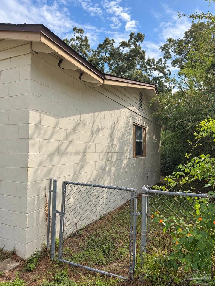 Property Photo:  1202 N F St  FL 32501 