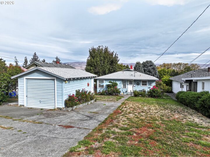 Property Photo: 722.5 E 13th St OR 97058