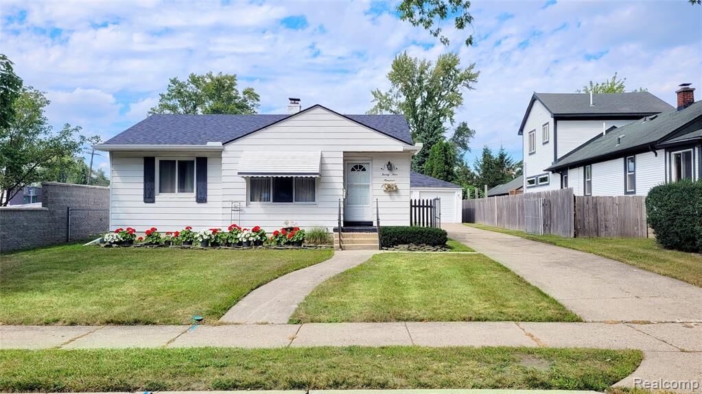 Property Photo:  2400 Oxford Road  MI 48072 