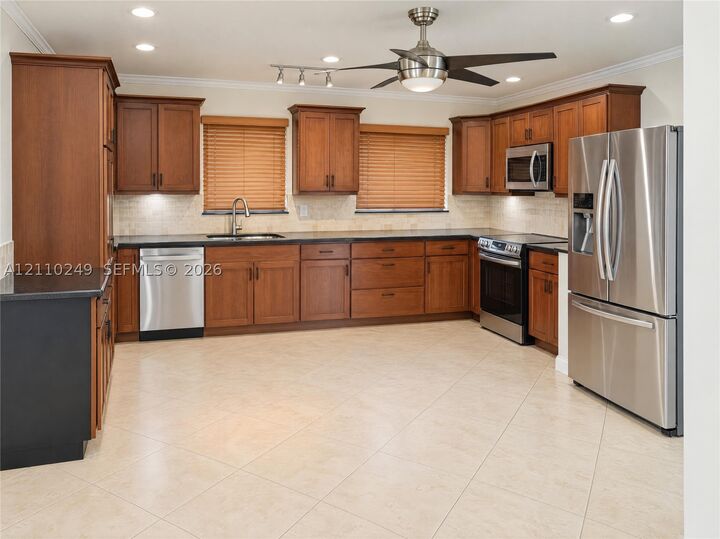 Property Photo: 1825 NE 26th Dr FL 33306