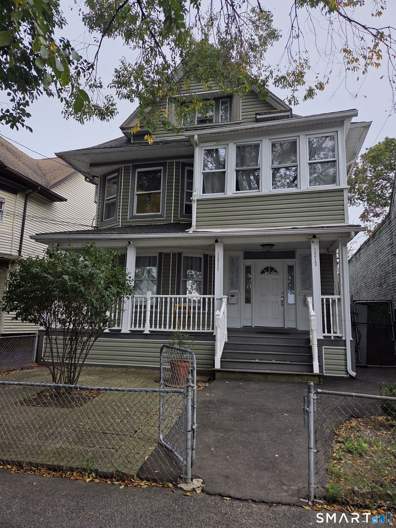 Property Photo:  1211 Park Avenue  CT 06604 