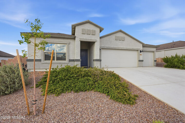 Property Photo: 588 W Woodward Street AZ 85641