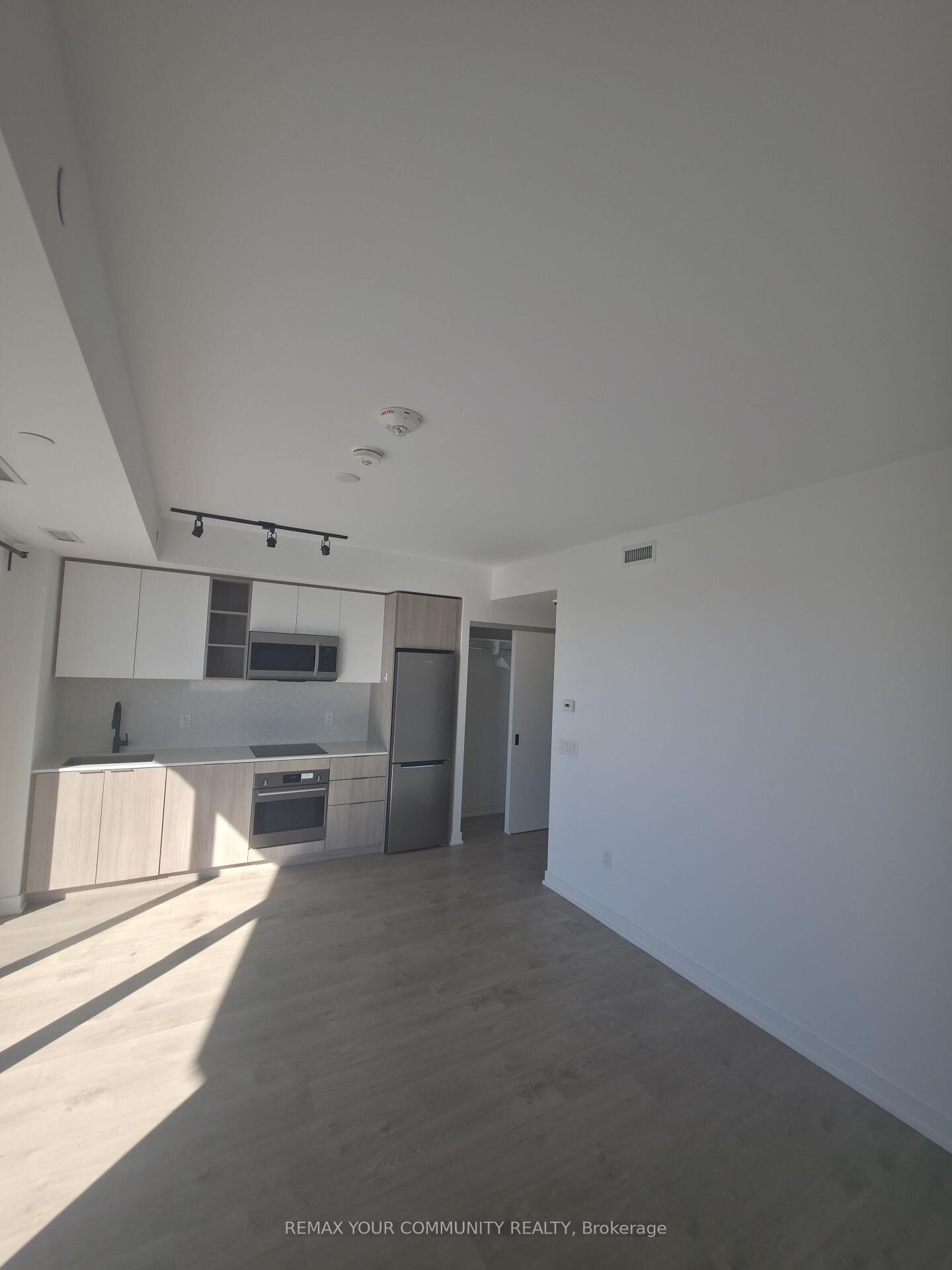Property Photo:  36 Zorra Street 1510  ON M8Z 4Z7 