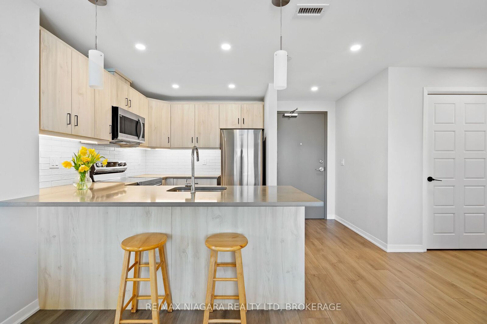 Property Photo:  3998 Victoria Avenue 301  ON L0R 2C0 