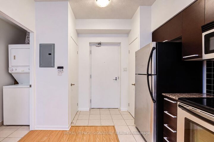 Property Photo: 37 Grosvenor Street 2709 ON M4Y 3G5