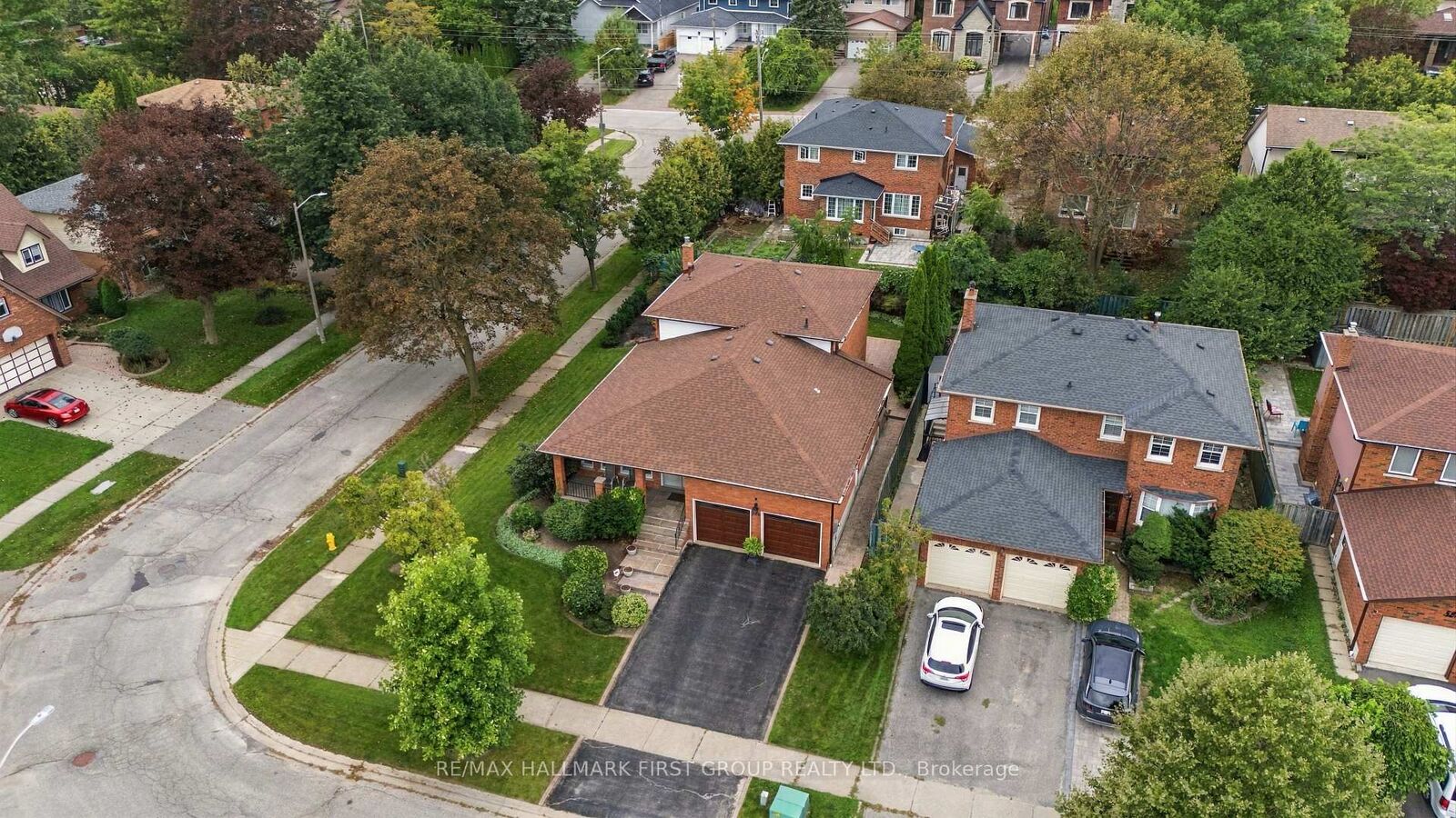Property Photo:  520 McLeod Crescent  ON L1W 3M5 