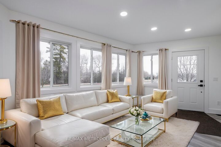 Property Photo: 759 Innisfil Beach Road ON L9S 4E4