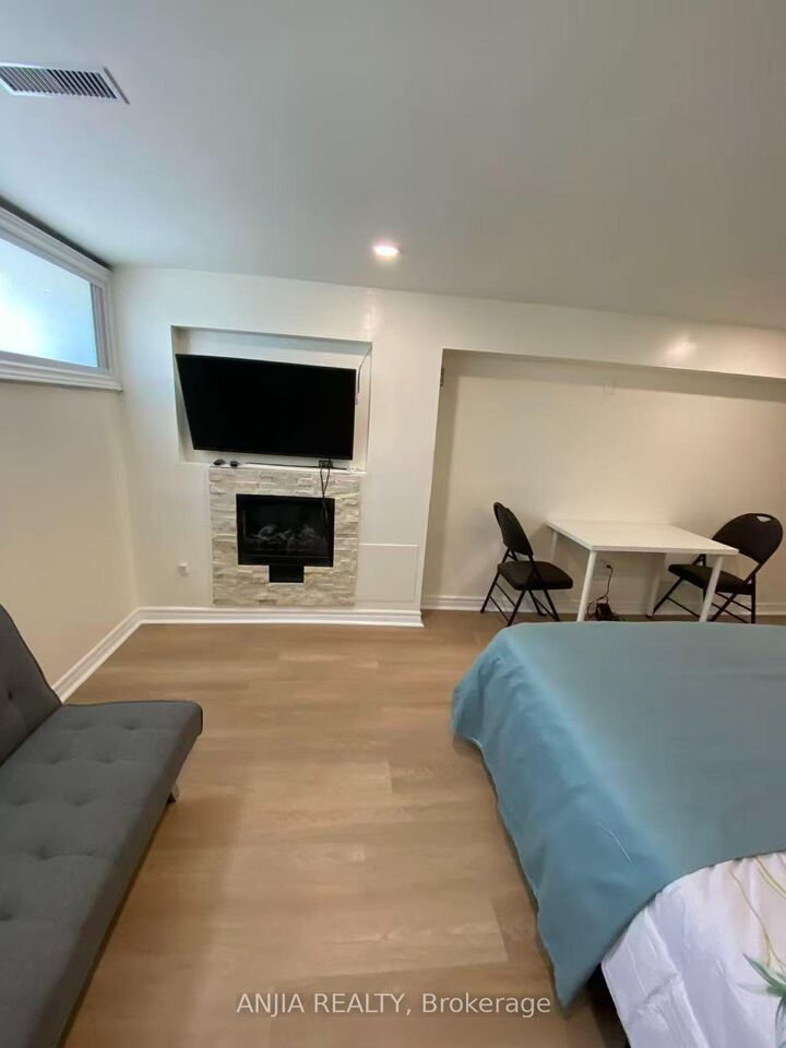 Property Photo:  86 Santa Barbara Road  ON M2N 2C2 