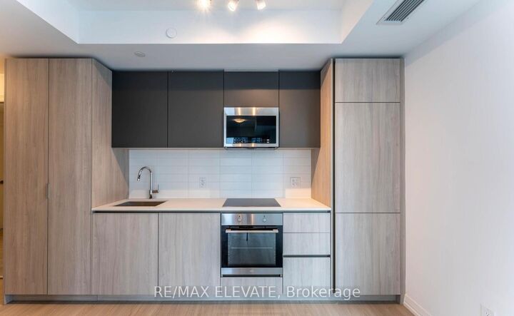 Property Photo:  28 Widmer Street 3029  ON M5V 0T2 