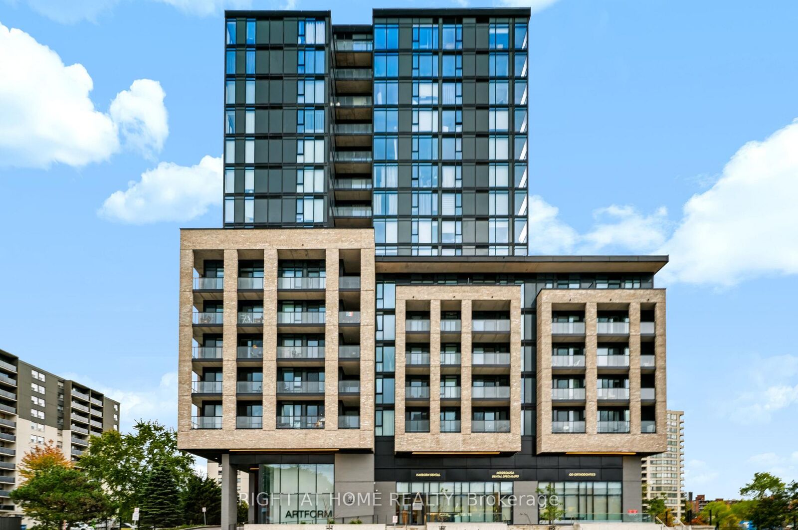 Property Photo:  86 Dundas Street E 422  ON L5A 1W4 