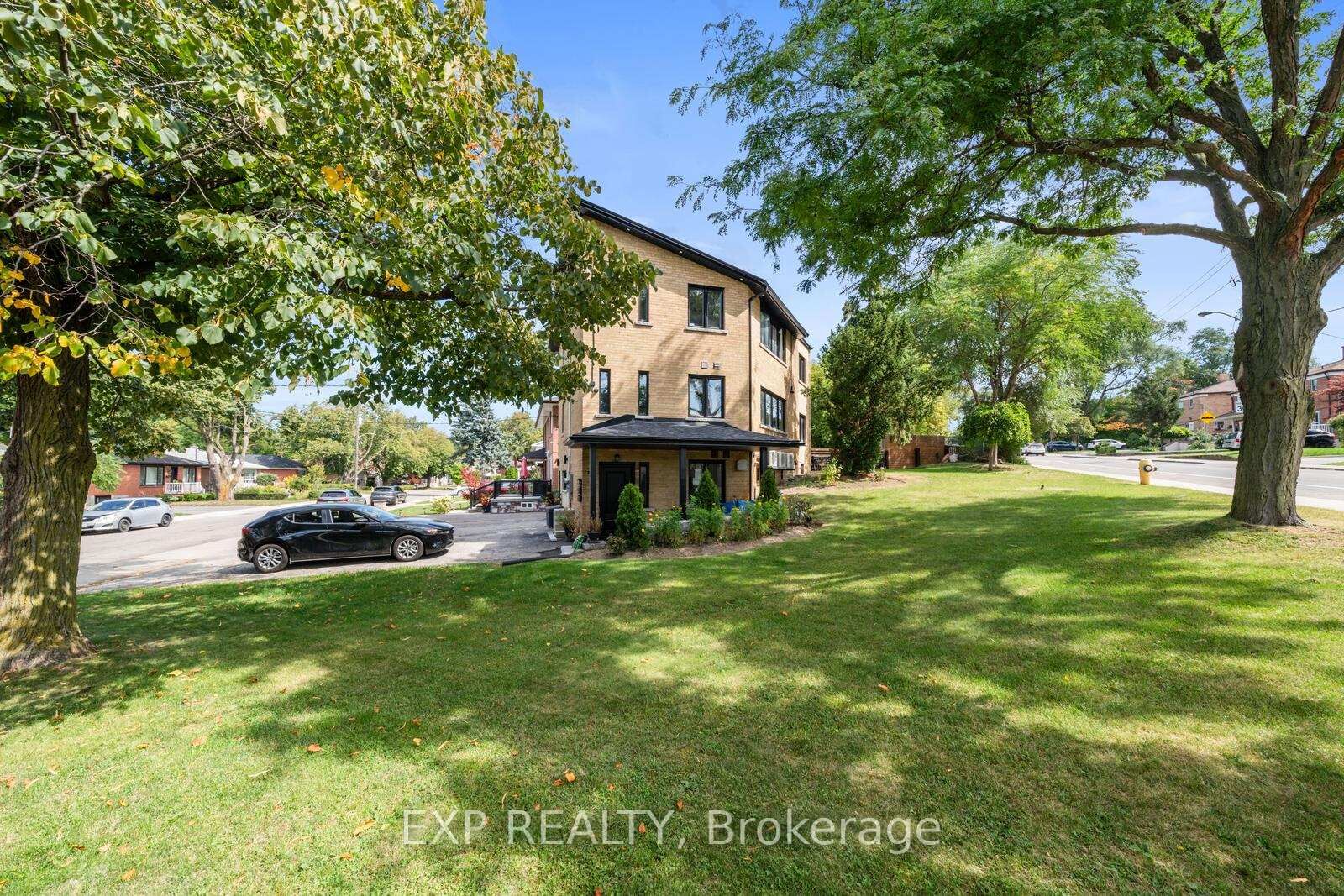 Property Photo:  5 Brendwin Road Lower  ON M6N 4V6 
