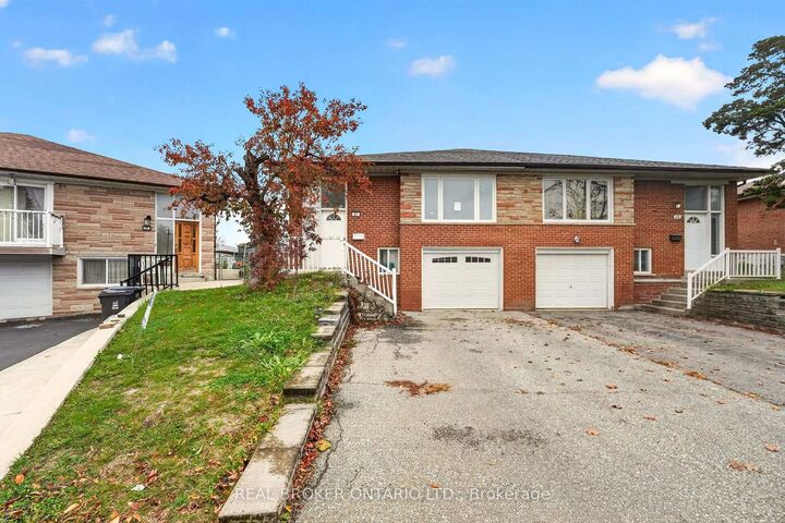 Photo de la propriété:  27 Vange Crescent  ON M9V 3N6 