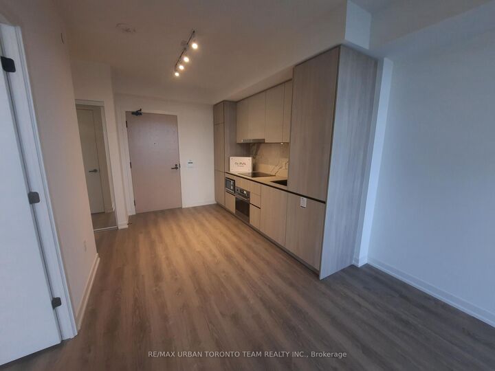 Property Photo:  8 Interchange Way 1505  ON L4K 5Z7 
