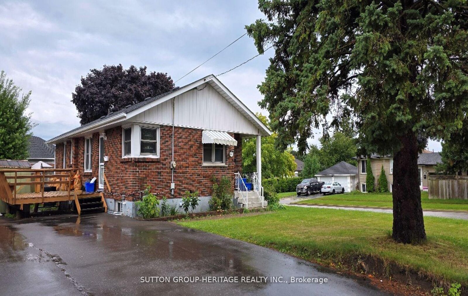 Property Photo:  49 Grassmere Court Lower  ON L1H 3X3 