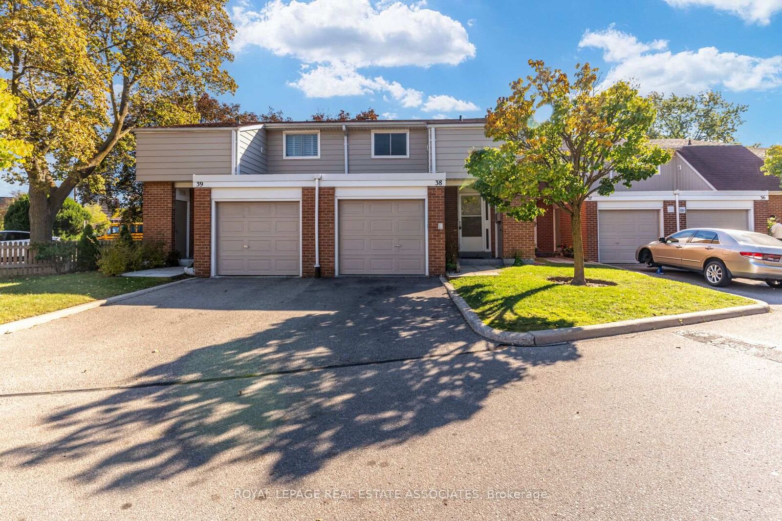Property Photo: 215 Mississauga Valley Boulevard ON L5A 1Y7