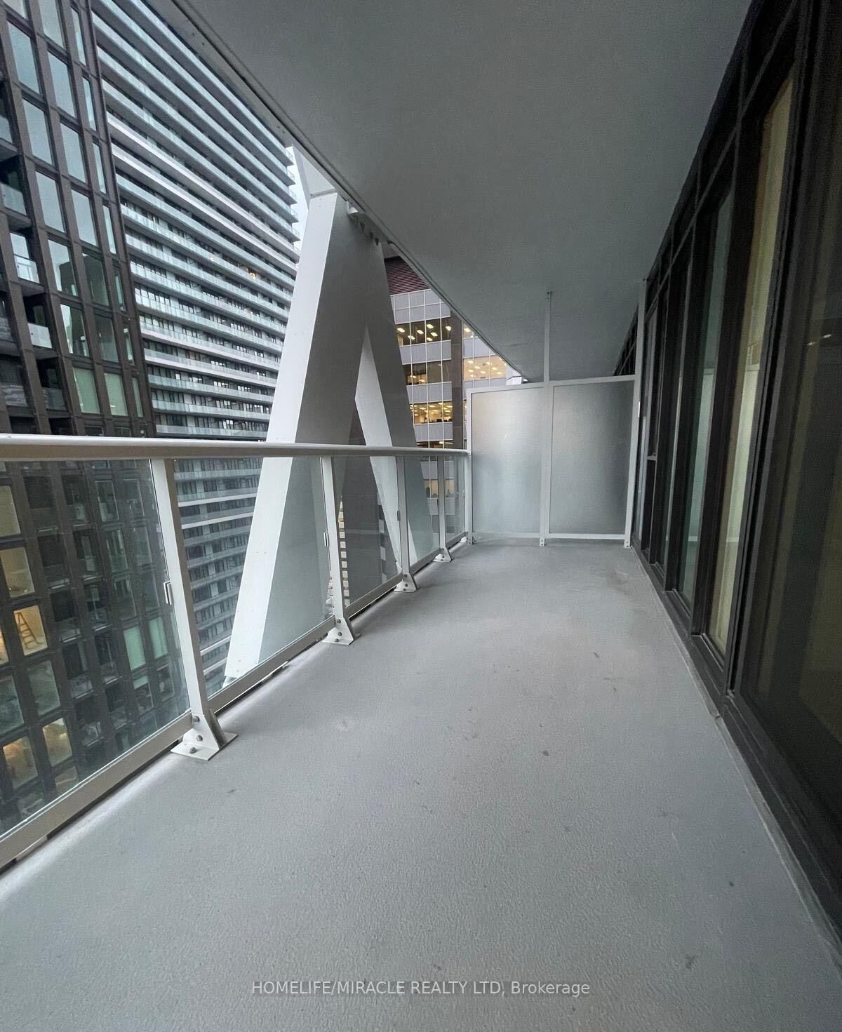 Property Photo:  230 Simcoe Street 2421  ON M5T 0G7 