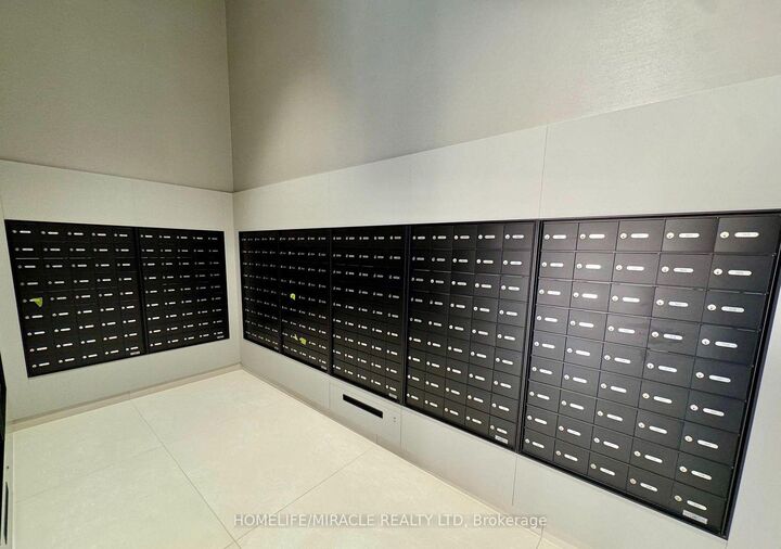 Property Photo: 400 King Street 2928 ON M5V 0X8