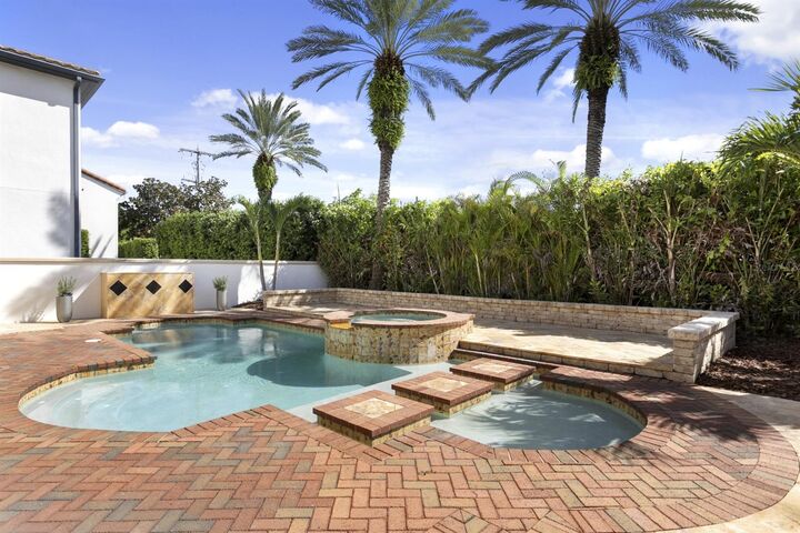 Property Photo:  6123 Yeats Manor Drive  FL 33616 