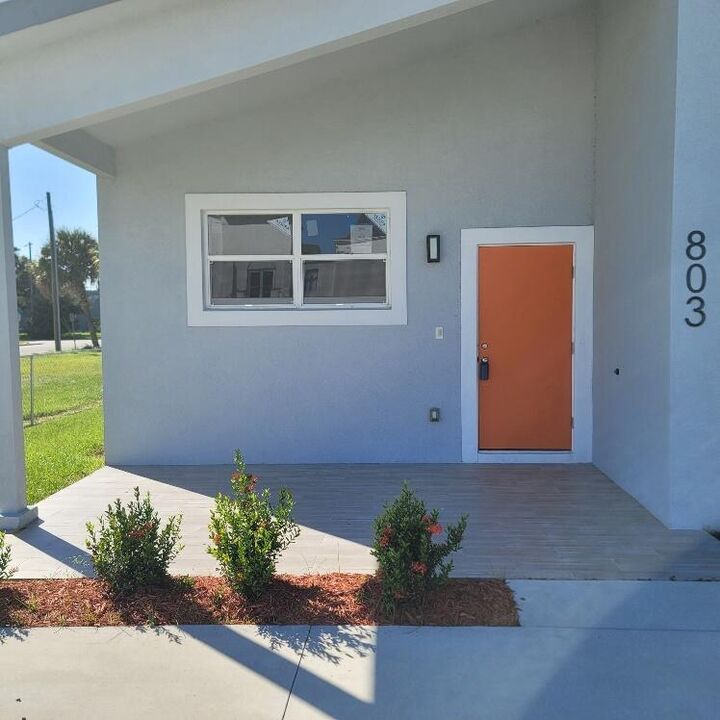 Property Photo: 803 Avenue B FL 34950