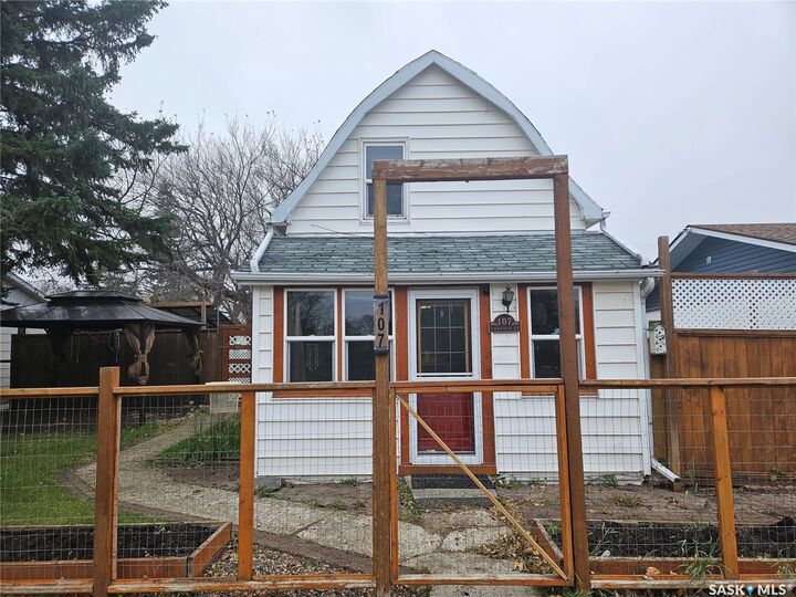 Property Photo: 107 Carlyle Street SK S0C 0G0