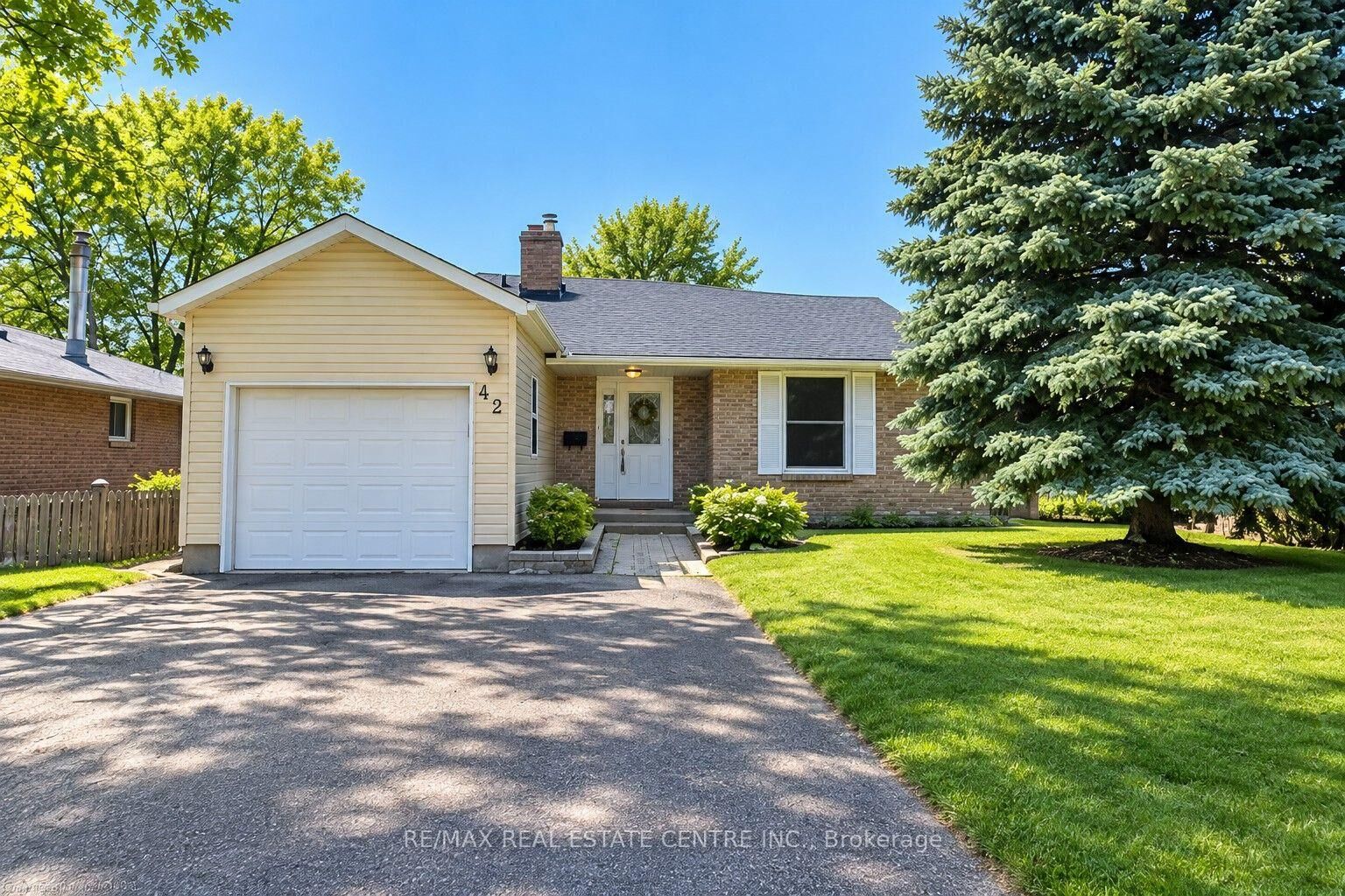 Property Photo:  42 Southwood Court  ON N2E 2H9 
