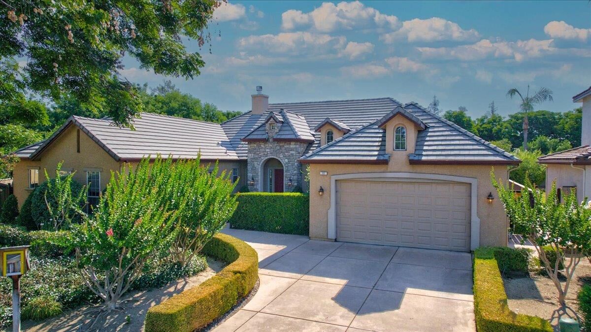 Property Photo: 11 W Jordan Avenue CA 93611