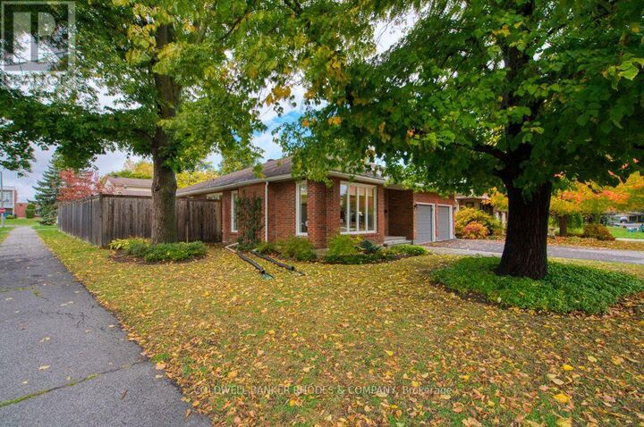 Property Photo:  34 Gavin Street  ON K1V 9X3 