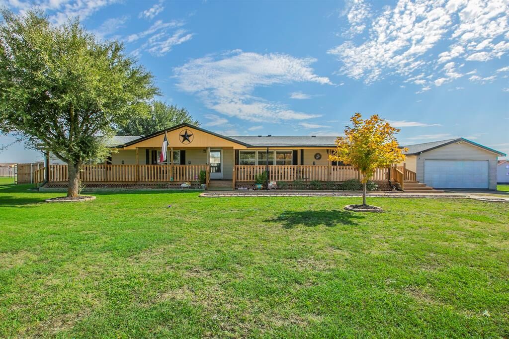 Property Photo: 153 Golden Coast Circle TX 75152