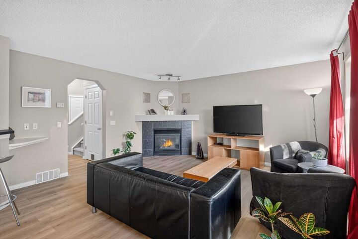 Property Photo:  20 Chapman Court SE  AB T2X 3S6 