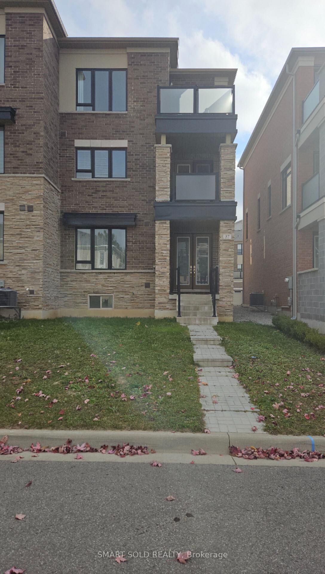 Property Photo:  37 Sparks Street  ON L4G 0Z9 