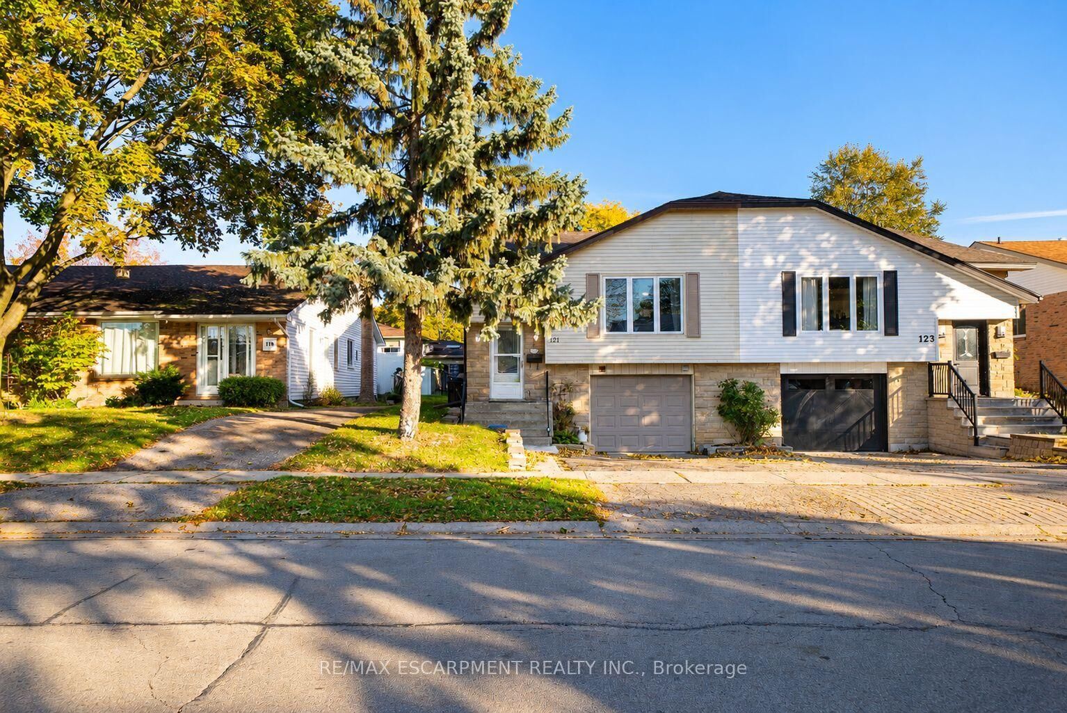 Property Photo: 121 Ashgrove Avenue ON N3R 6E8