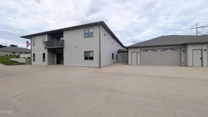 Property Photo:  1301 N 33rd Street 3  ND 58501 