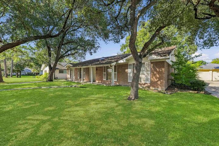 Property Photo: 5442 Queensloch Drive TX 77096