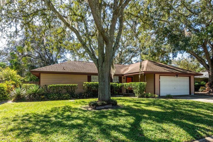 Property Photo: 2305 Forrest Crest Circle FL 33549