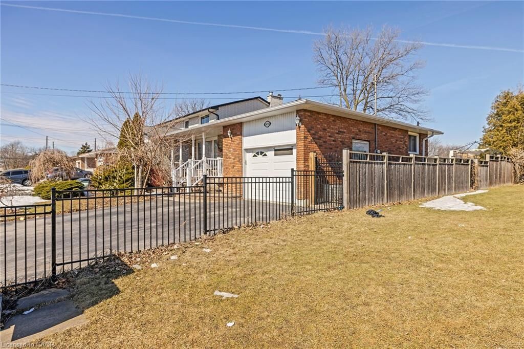 Property Photo:  490 Queen Victoria Drive  ON L8W 1G9 