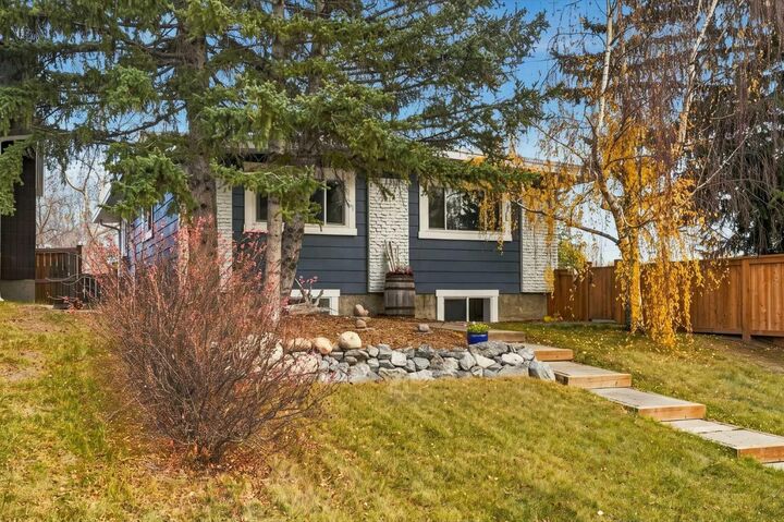 Property Photo:  104 Cantree Place SW  AB T2W 2K2 