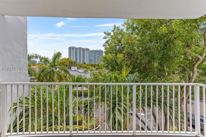 Property Photo: 2851 NE 183rd St 309E FL 33160
