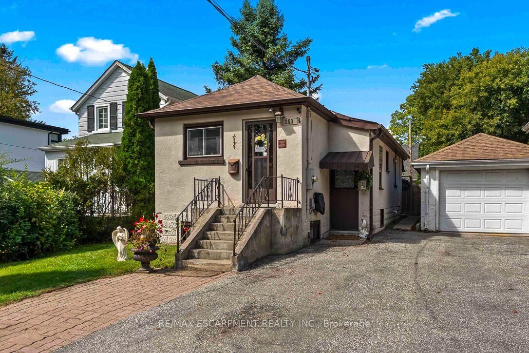 Property Photo:  253 Eaglewood Boulevard  ON L5G 1V9 