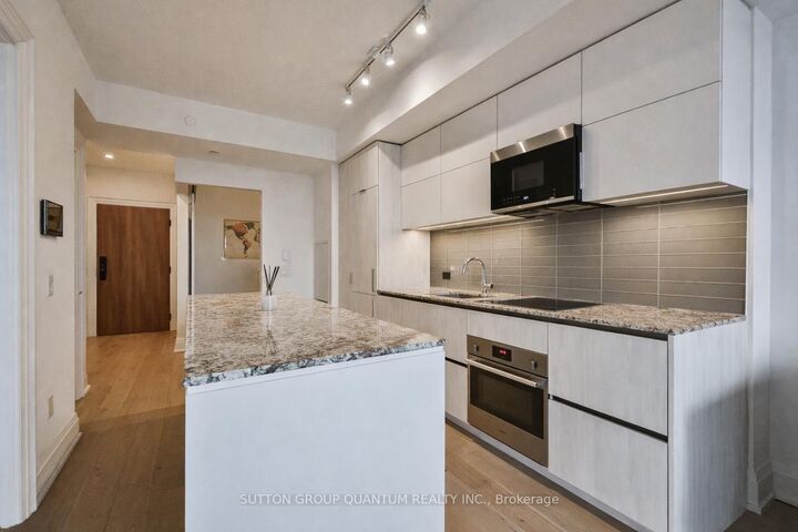 Property Photo: 21 Park Street E 1009 ON L5G 0C2