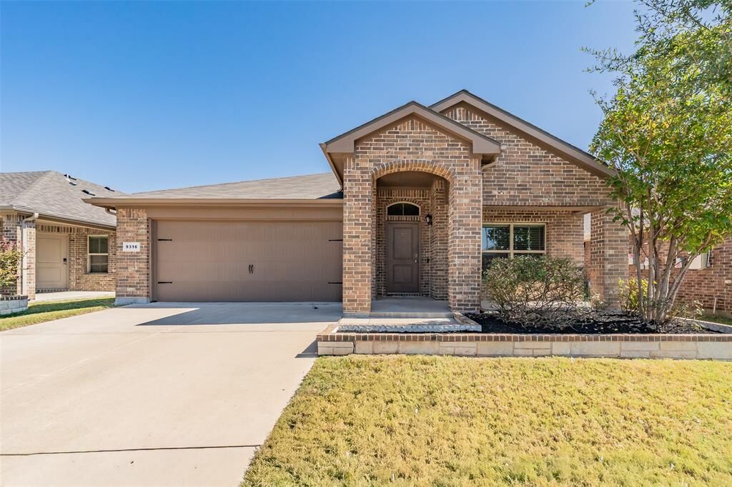 Property Photo: 9316 Herringbone Drive TX 76131
