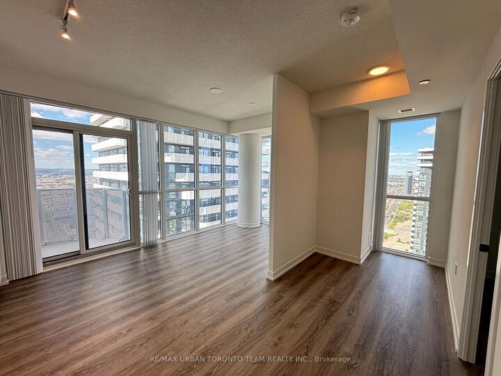 Property Photo:  195 Commerce Street 4815  ON L4K 0P9 