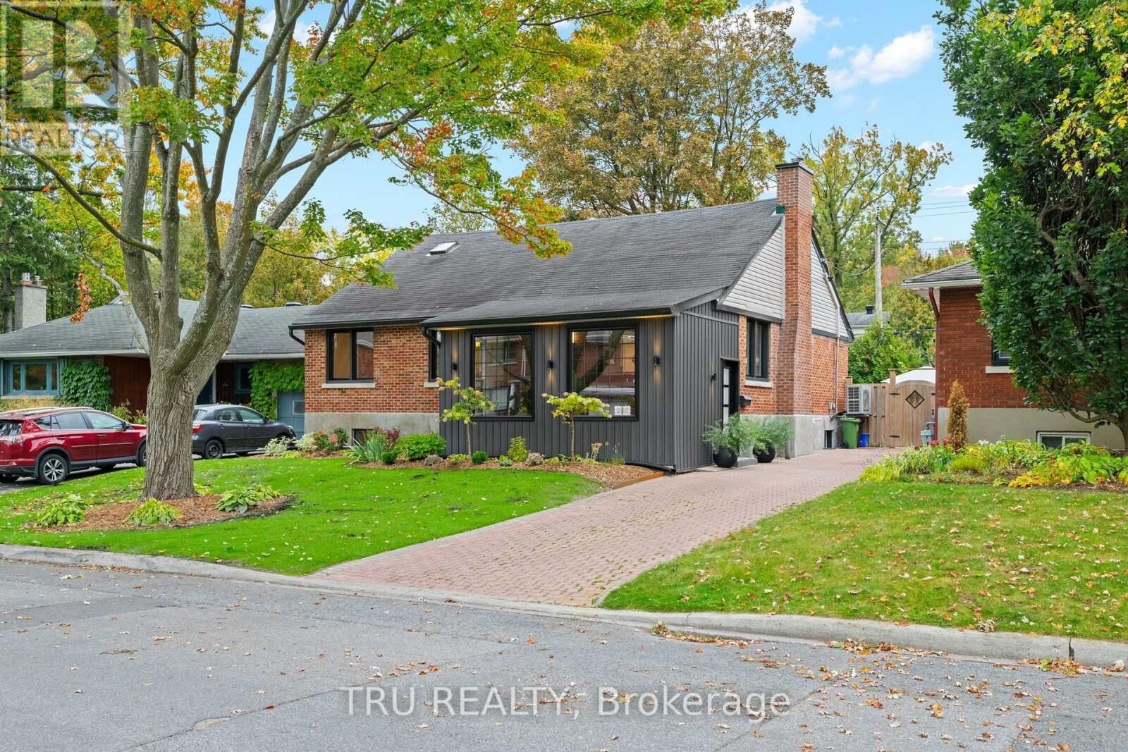 Property Photo: 2110 Honeywell Avenue ON K2A 0P8