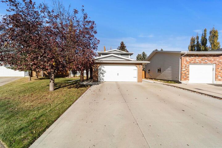 Property Photo: 6310 43A Avenue Close AB T4V 3N3