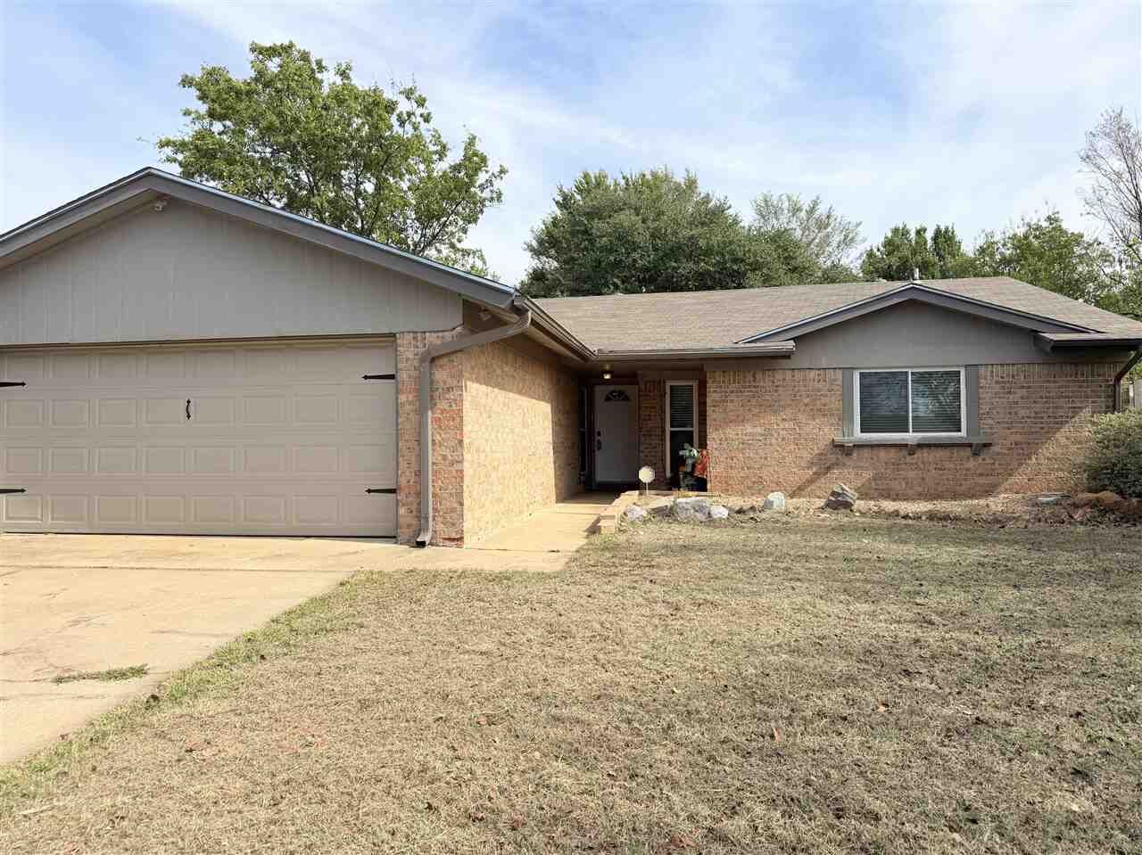 Property Photo: 2305 NW Robinhood Dr OK 73505