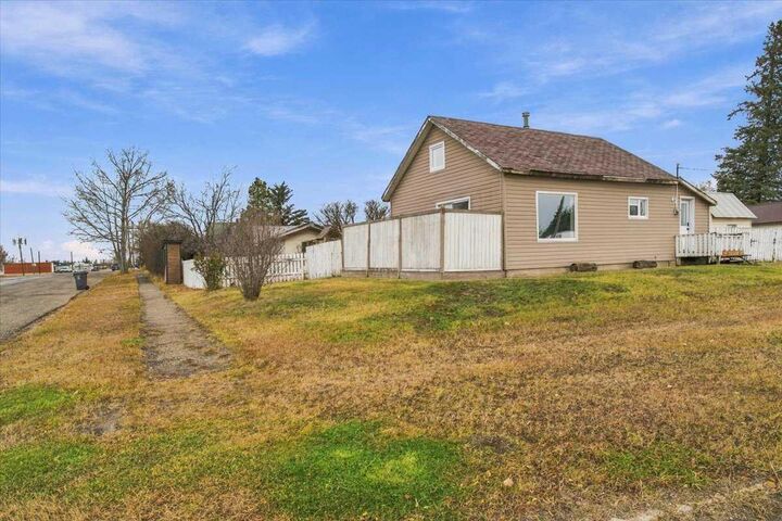 Property Photo:  9904 101 Avenue  AB T0H 2C0 