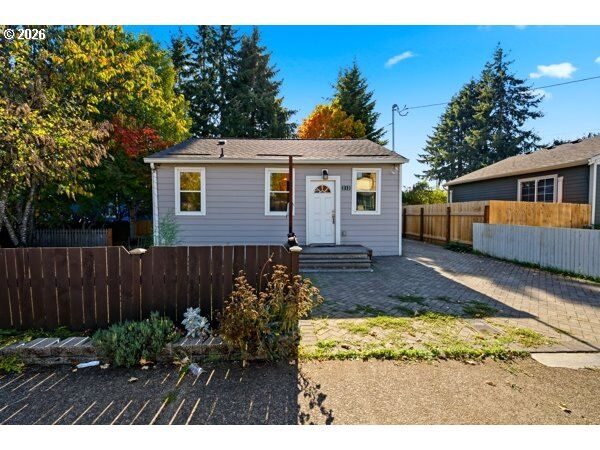 Property Photo:  213 W Ellendale Ave  OR 97338 