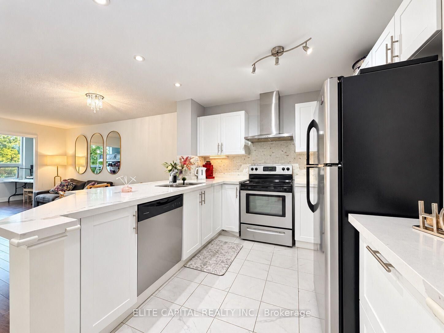 Property Photo:  326 Major Mackenzie Drive E 115  ON L4C 8T4 